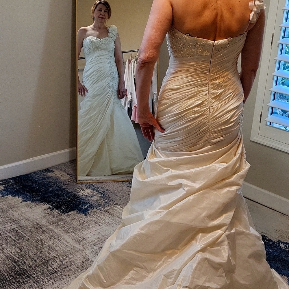 Rina Di Montella Satin Gathered Ivory Sweetheart Neck With or Without Flower 8
